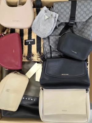 The picture shows a package with accessories in the category HC.
