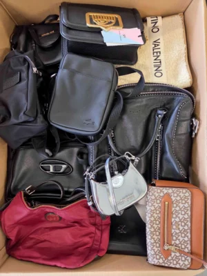 The picture shows a package with accessories in the category HC.