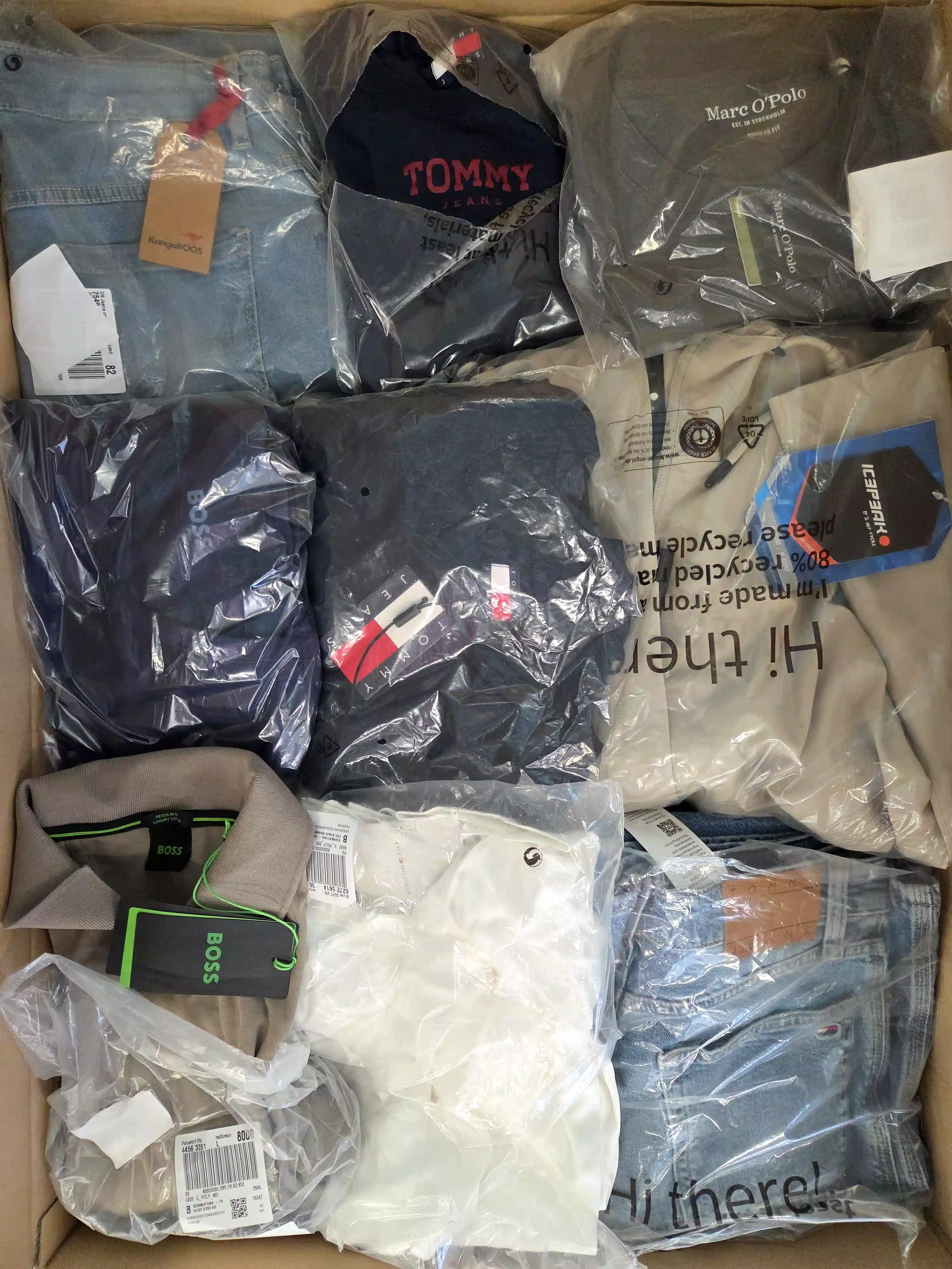 OT172 3 The photo shows a package with clothing in the category T.