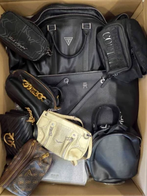 The picture shows a package with accessories in the category HC.