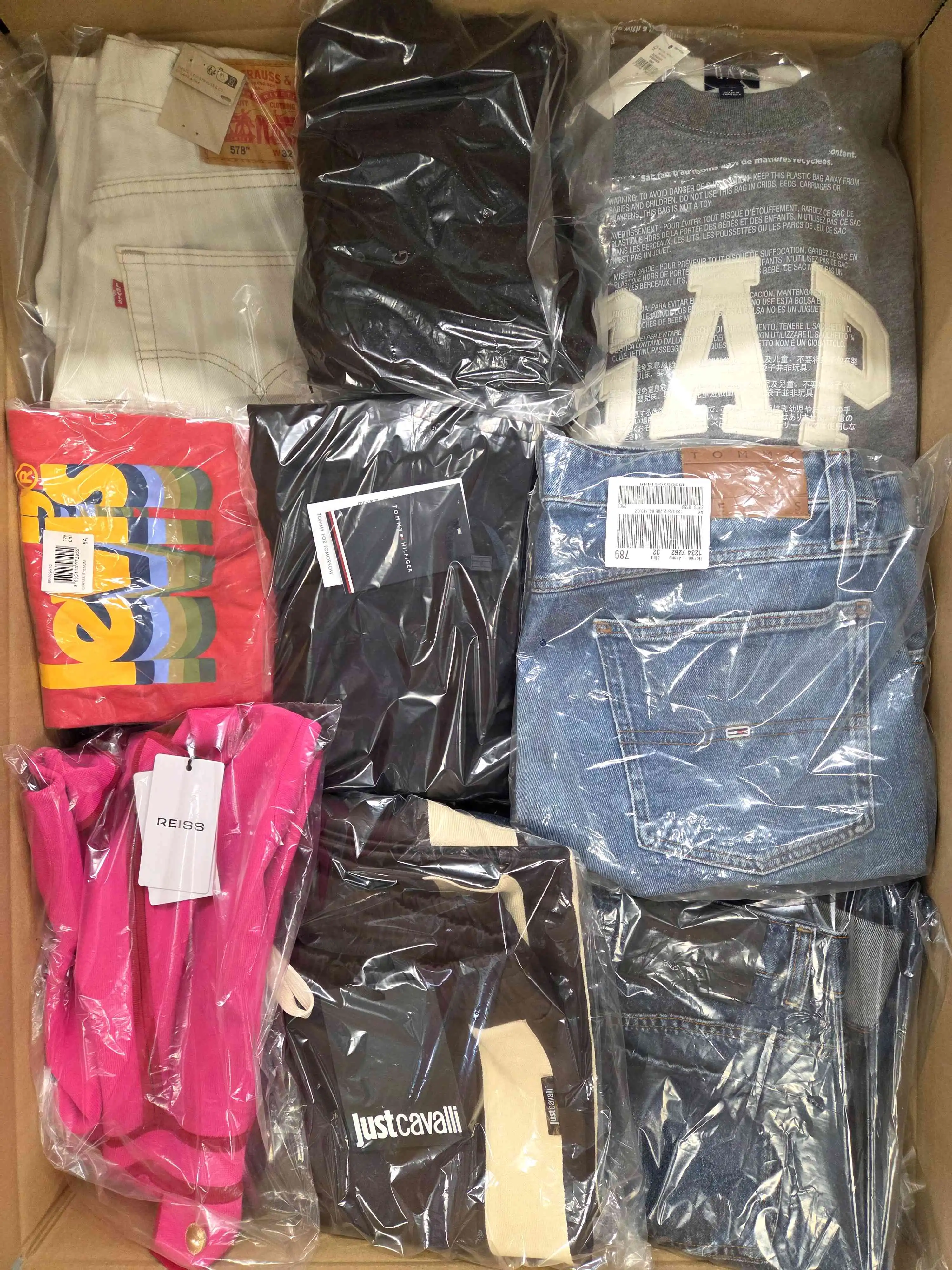 B1733 3 The photo shows a package with clothing in the category B.