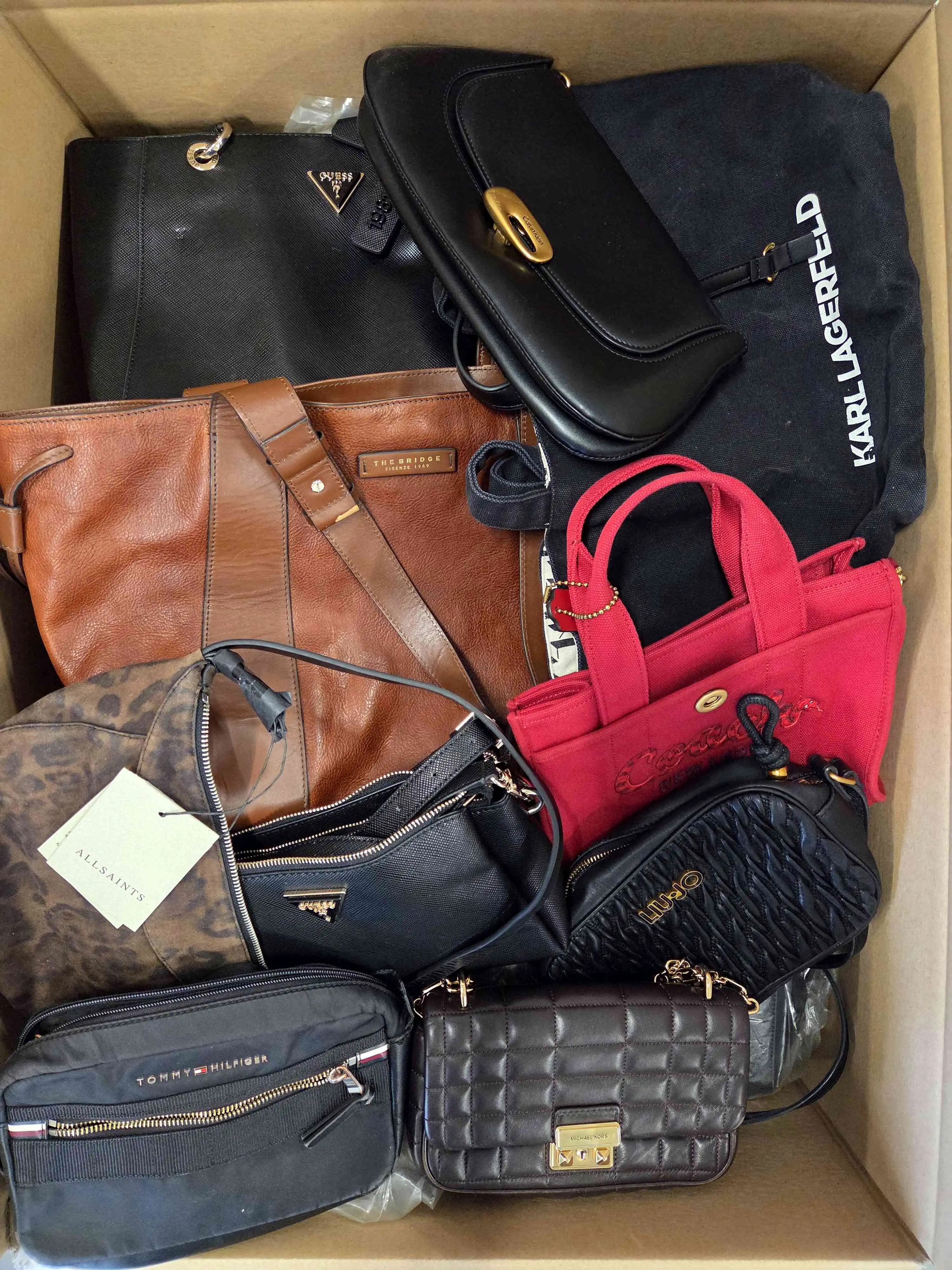 HC1733 3 The picture shows a package with accessories in the category HC.