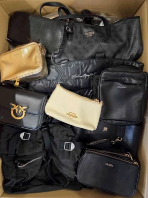 The picture shows a package with accessories in the category HC.