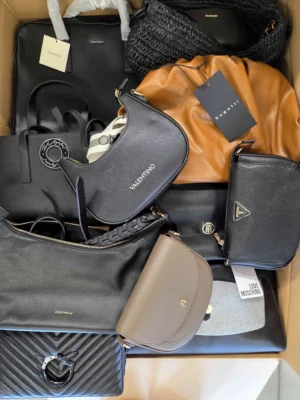 The picture shows a package with accessories in the category HC.