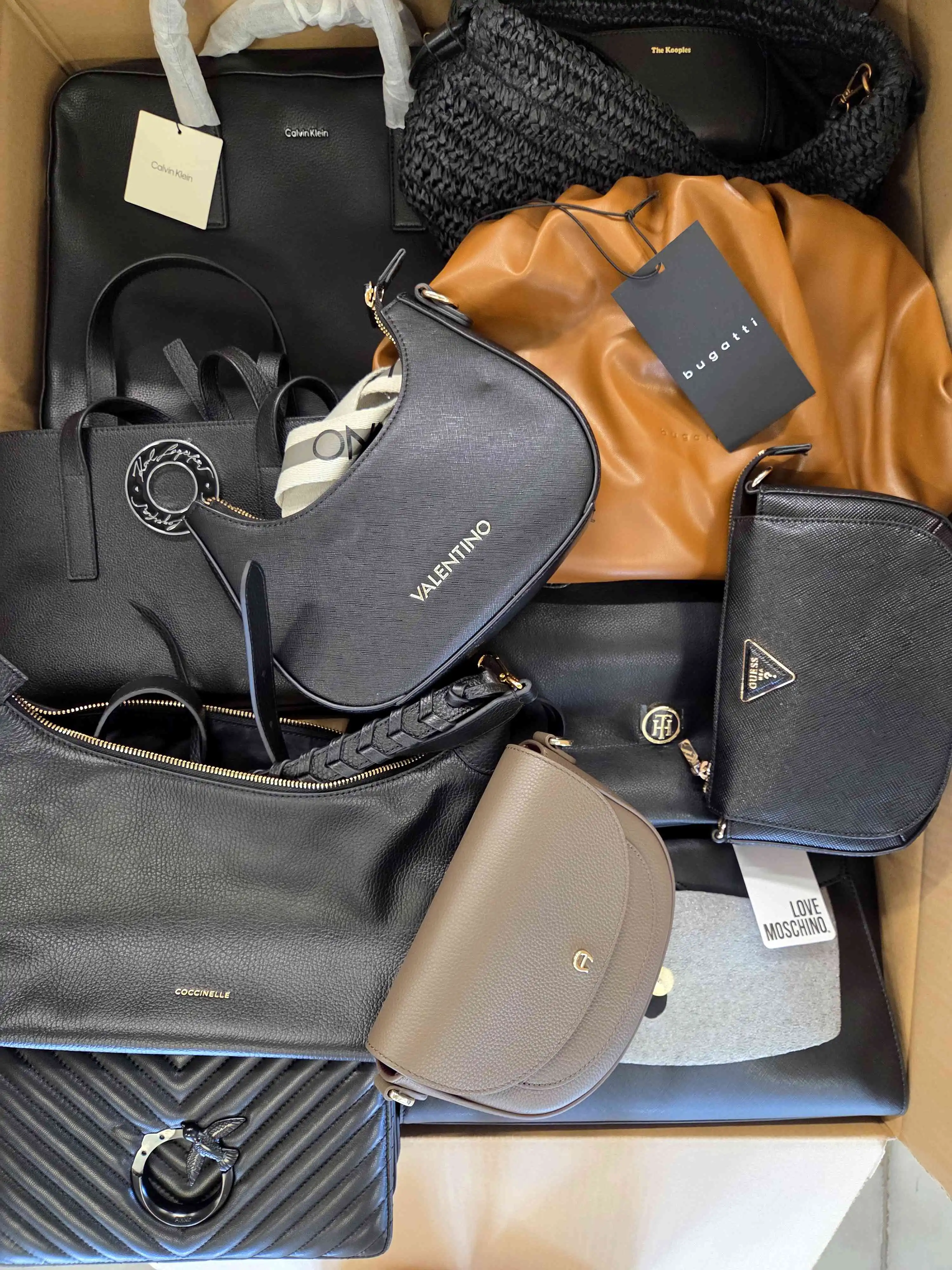 HC1745 3 The picture shows a package with accessories in the category HC.