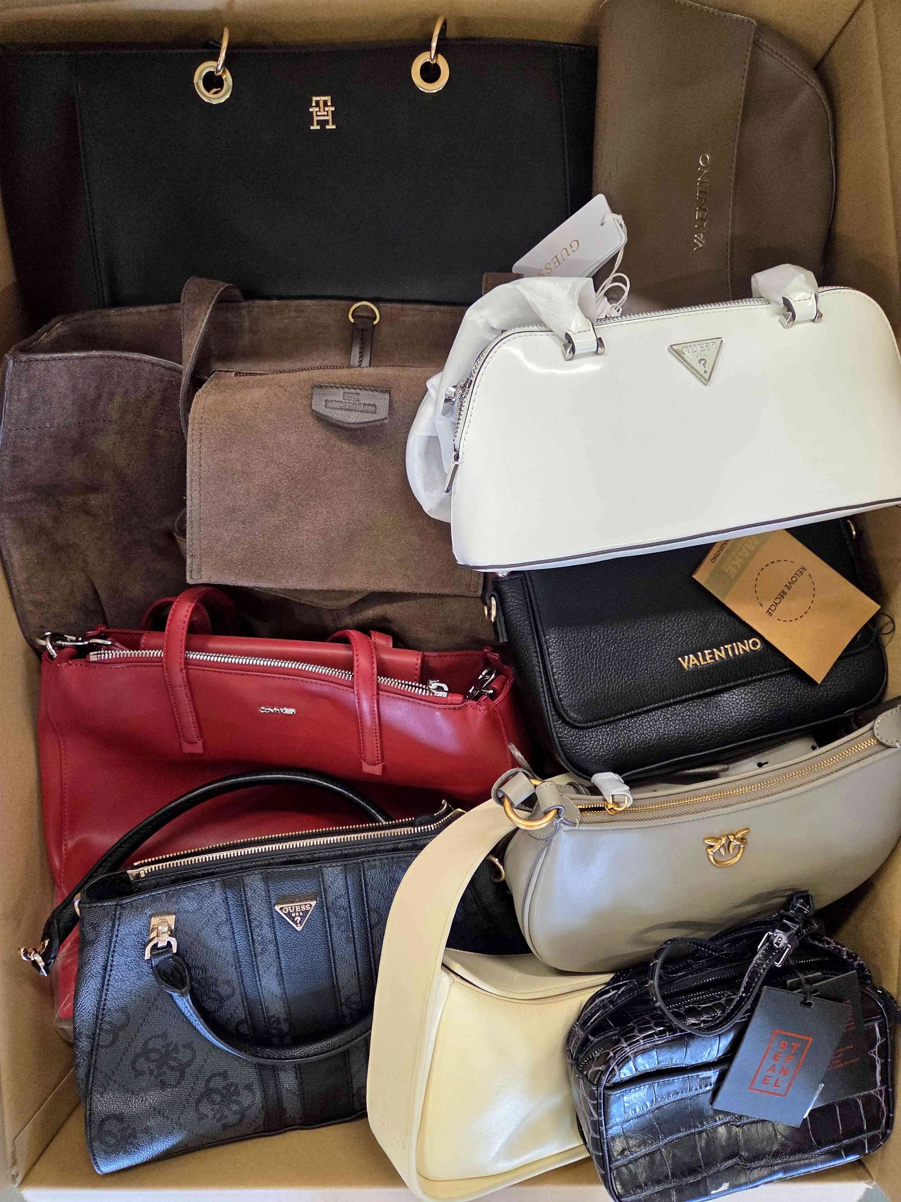HC1747 3 The picture shows a package with accessories in the category HC.