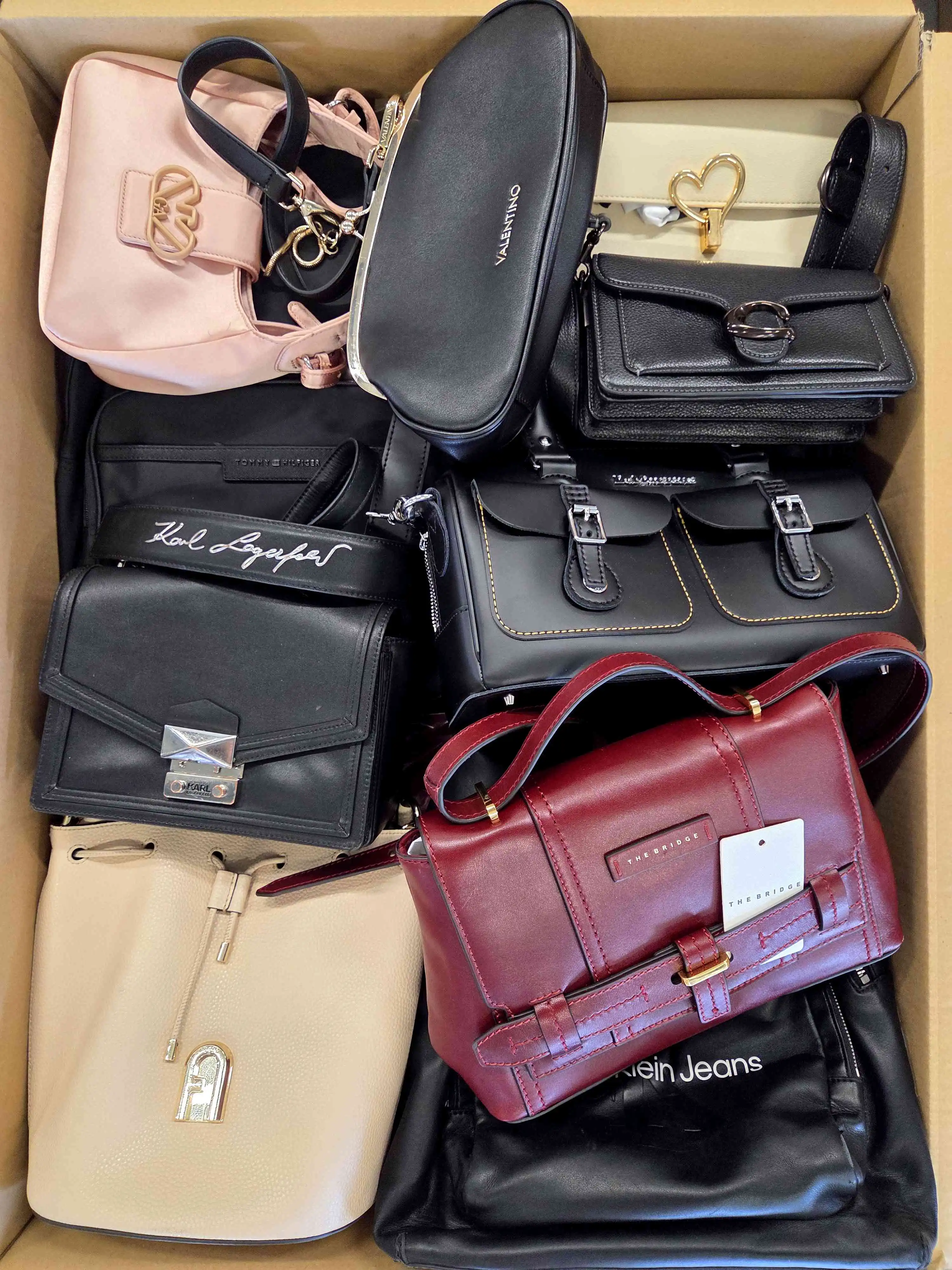 HC1748 3 The picture shows a package with accessories in the category HC.