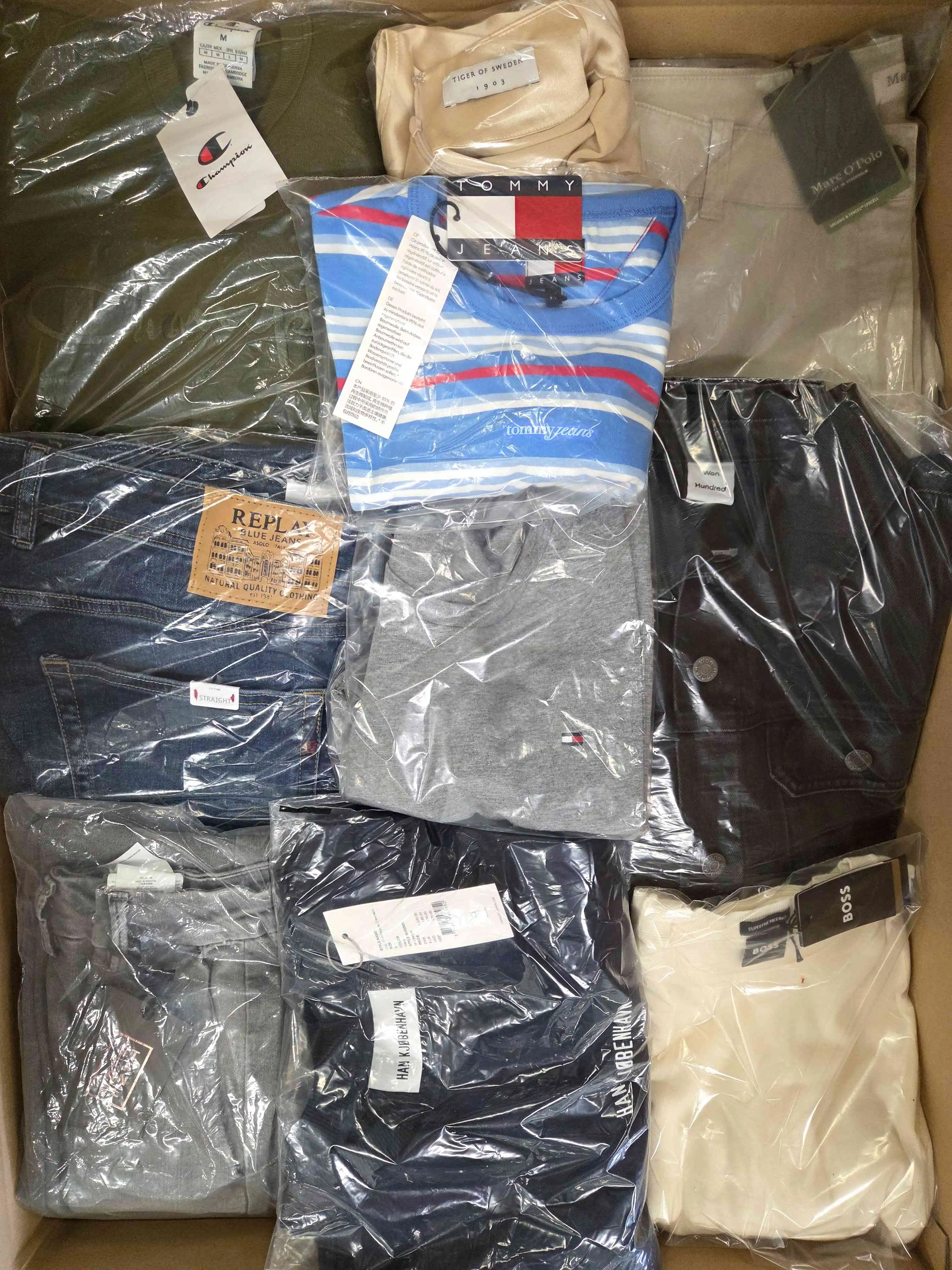 B1749 3 The photo shows a package with clothing in the category B.