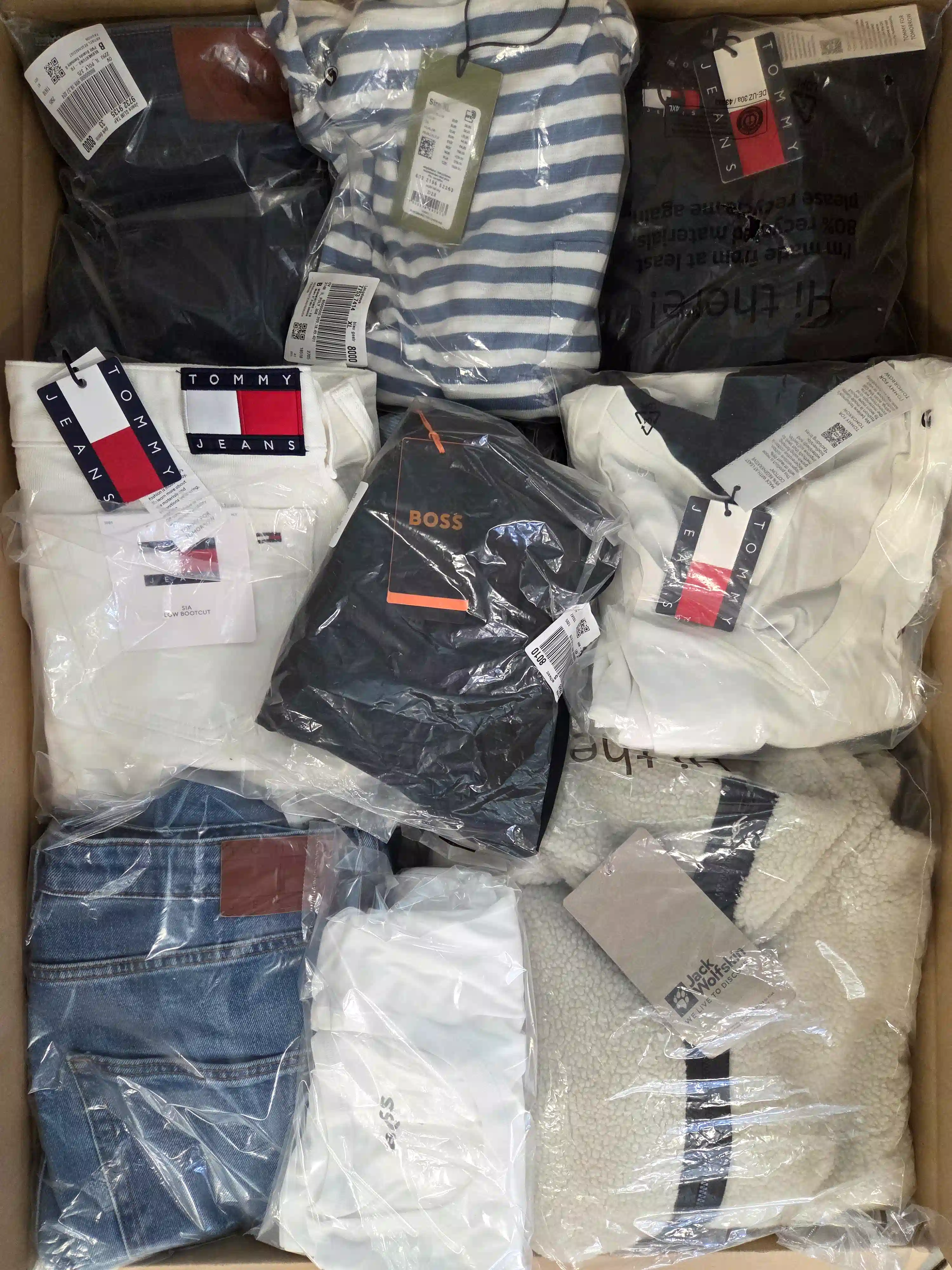 OT174 3 The photo shows a package with clothing in the category T.