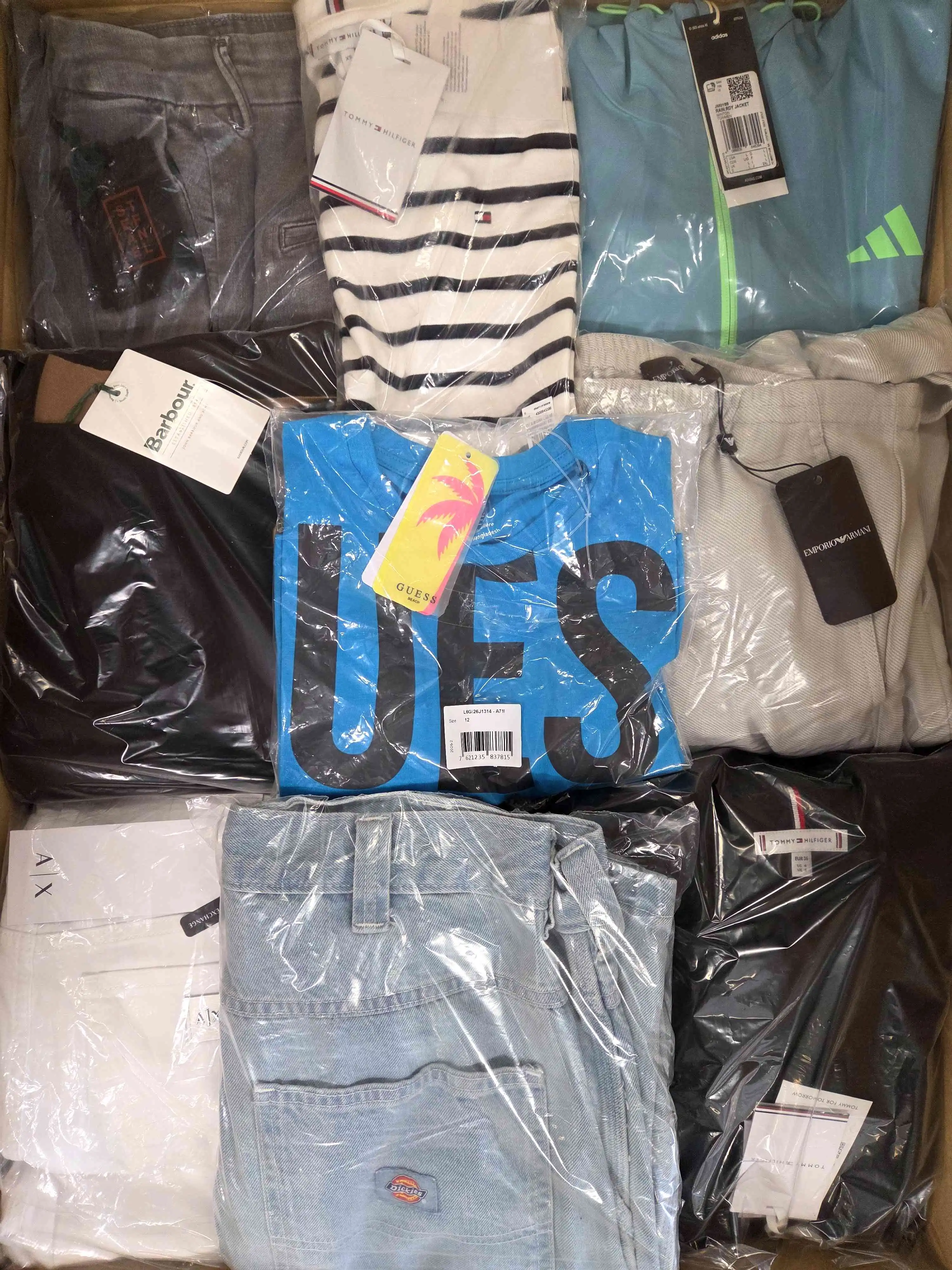 B1753 3 The photo shows a package with clothing in the category B.