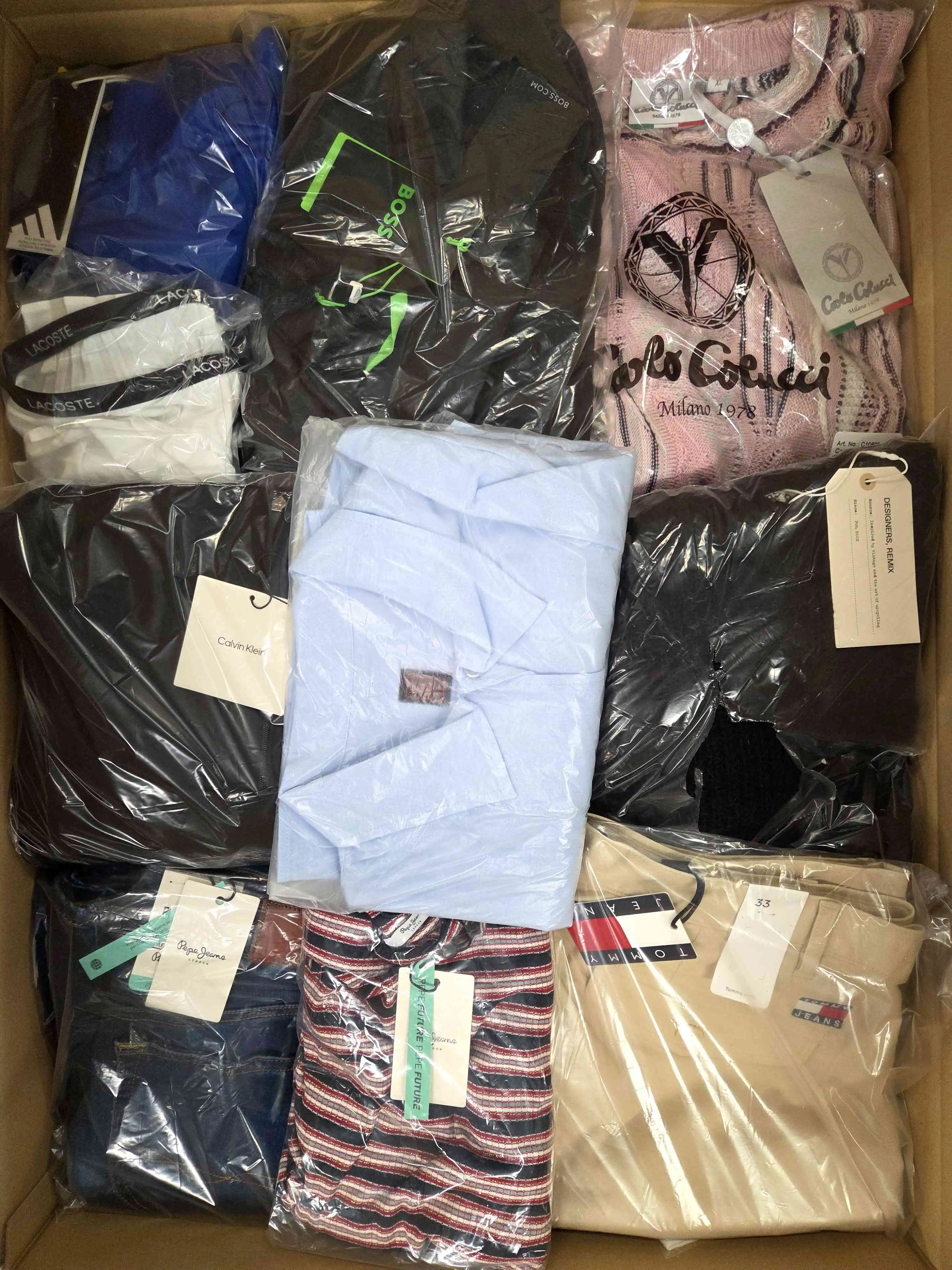 B1754 3 The photo shows a package with clothing in the category B.