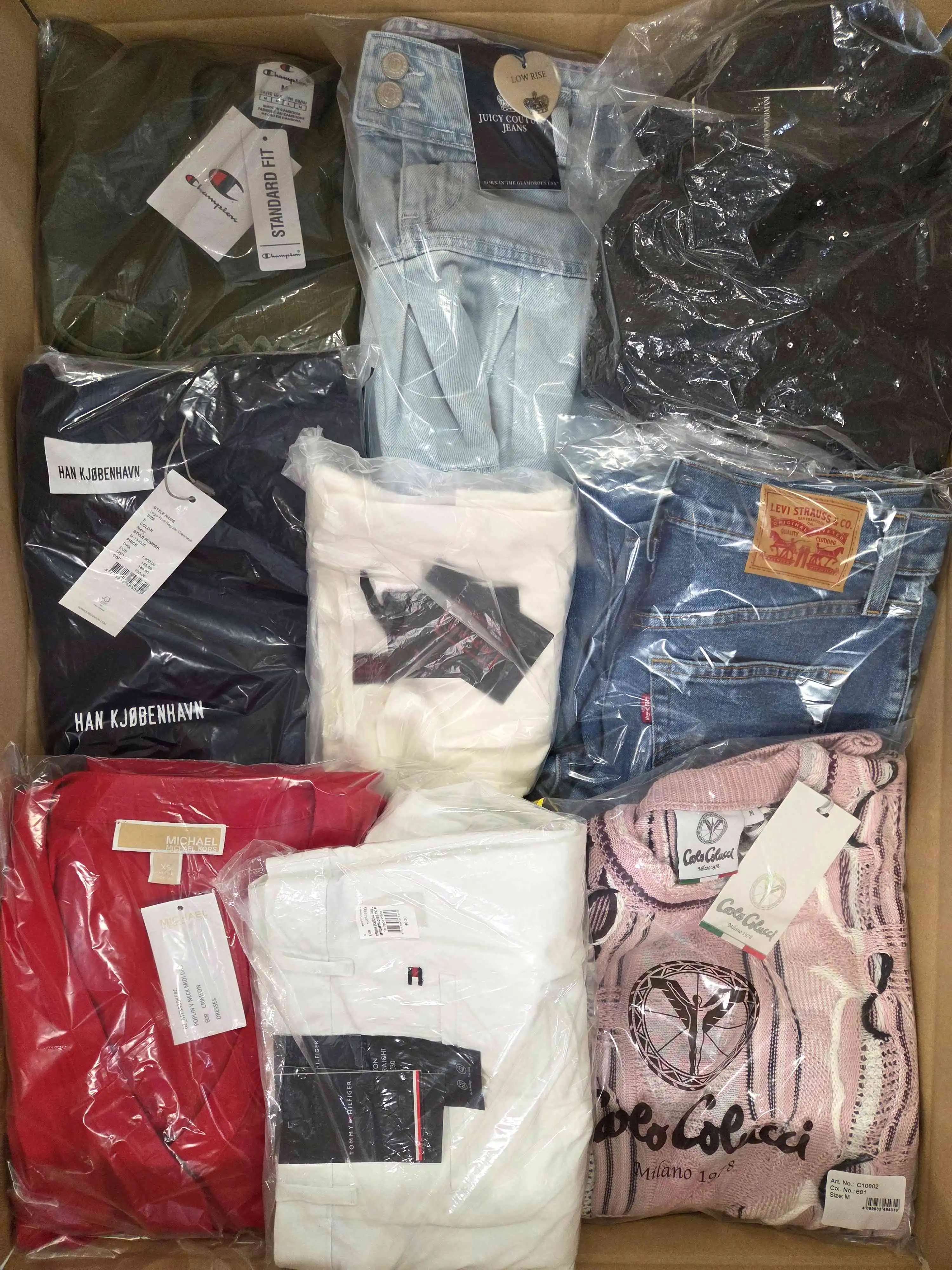 B1756 3 The photo shows a package with clothing in the category B.