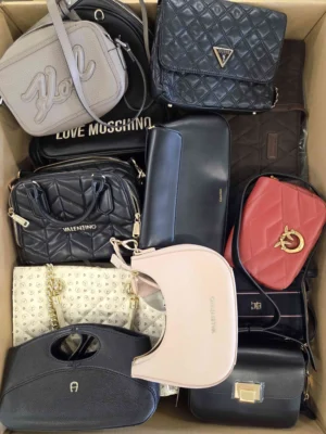 The picture shows a package with accessories in the category HC.