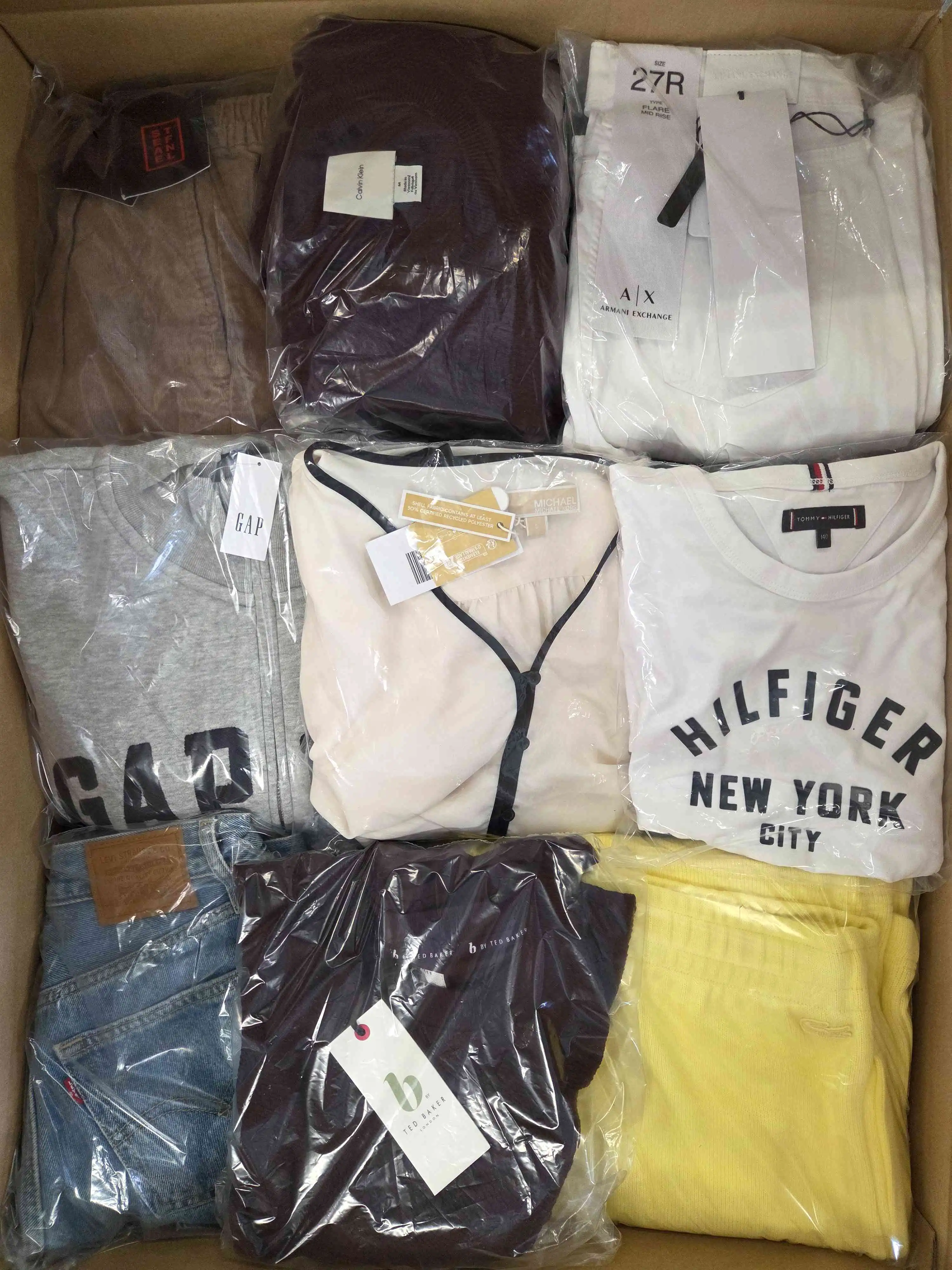 B1759 3 The photo shows a package with clothing in the category B.