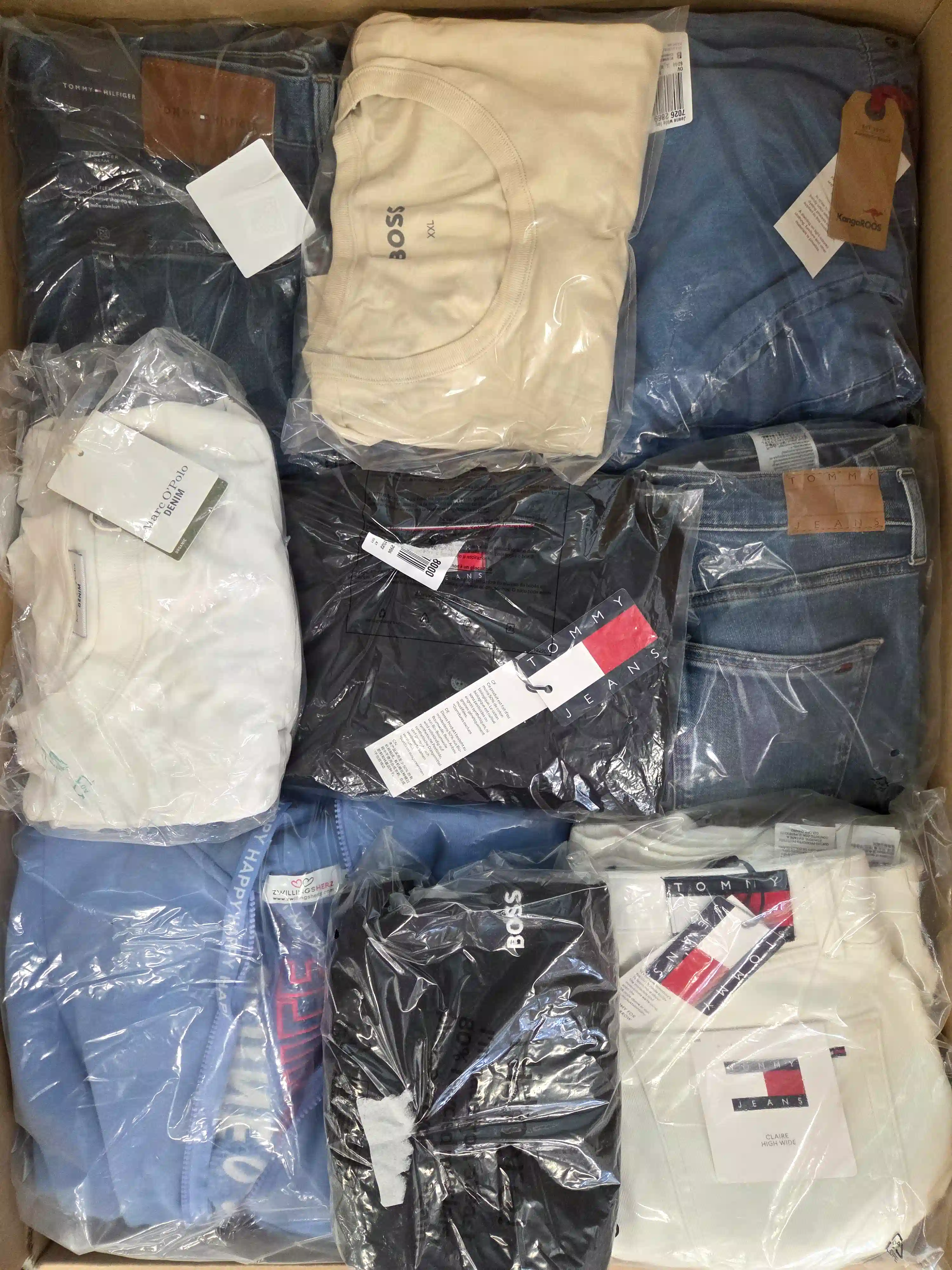 OT175 3 The photo shows a package with clothing in the category T.