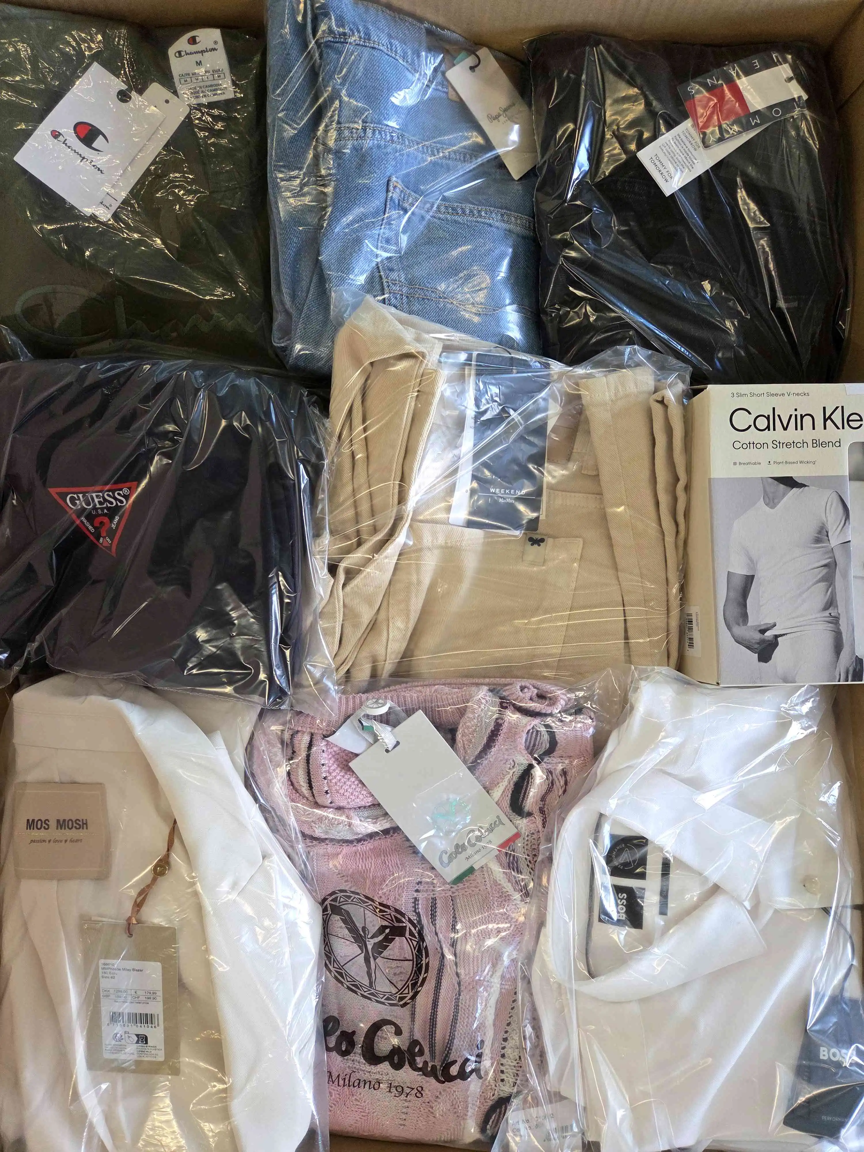 B1760 3 The photo shows a package with clothing in the category B.