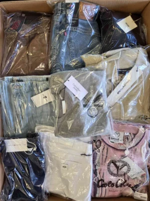The photo shows a package with clothing in the category B.