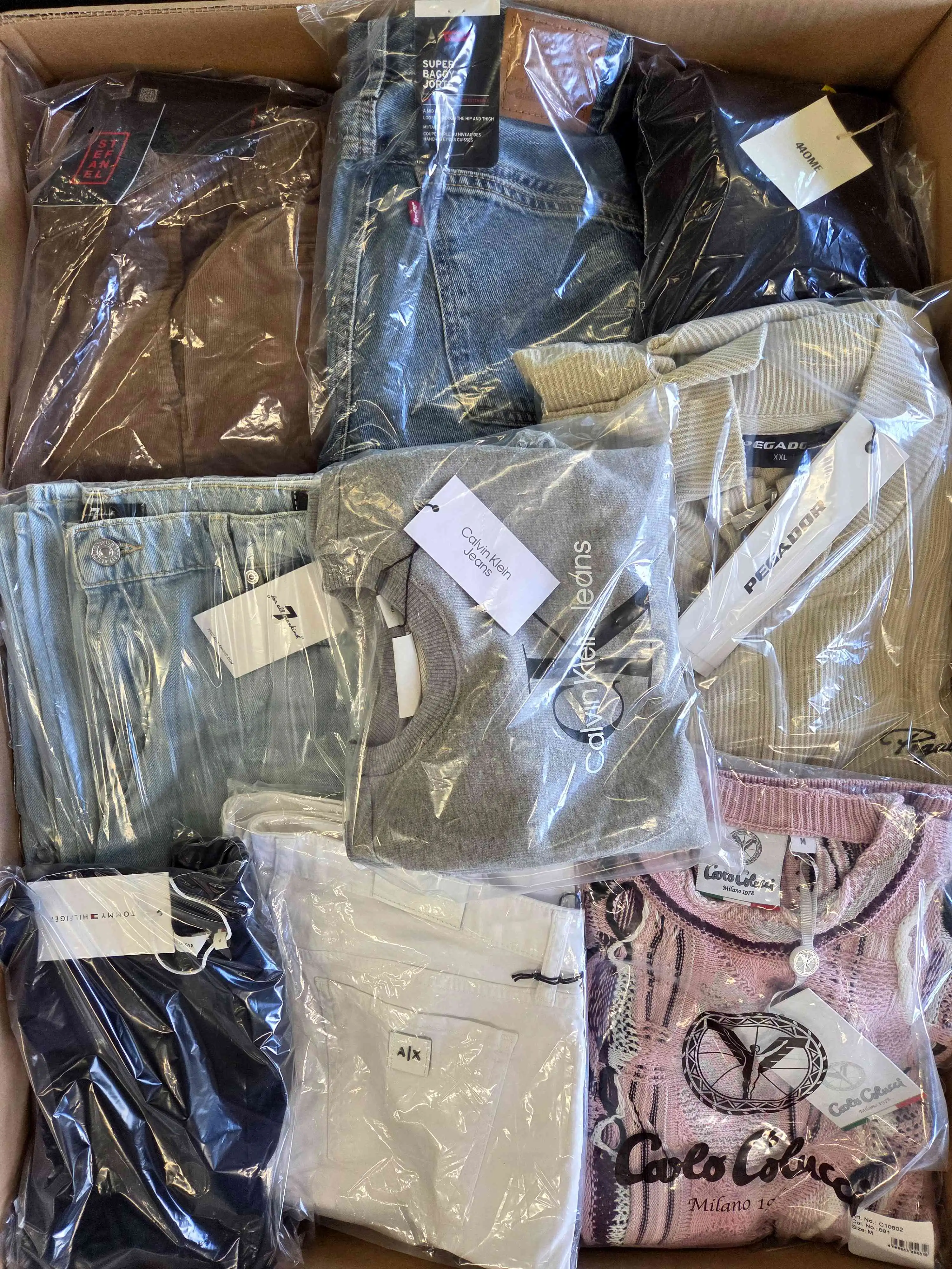 B1762 3 The photo shows a package with clothing in the category B.