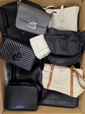 The picture shows a package with accessories in the category HC.