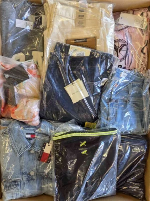 The photo shows a package with clothing in the category B.
