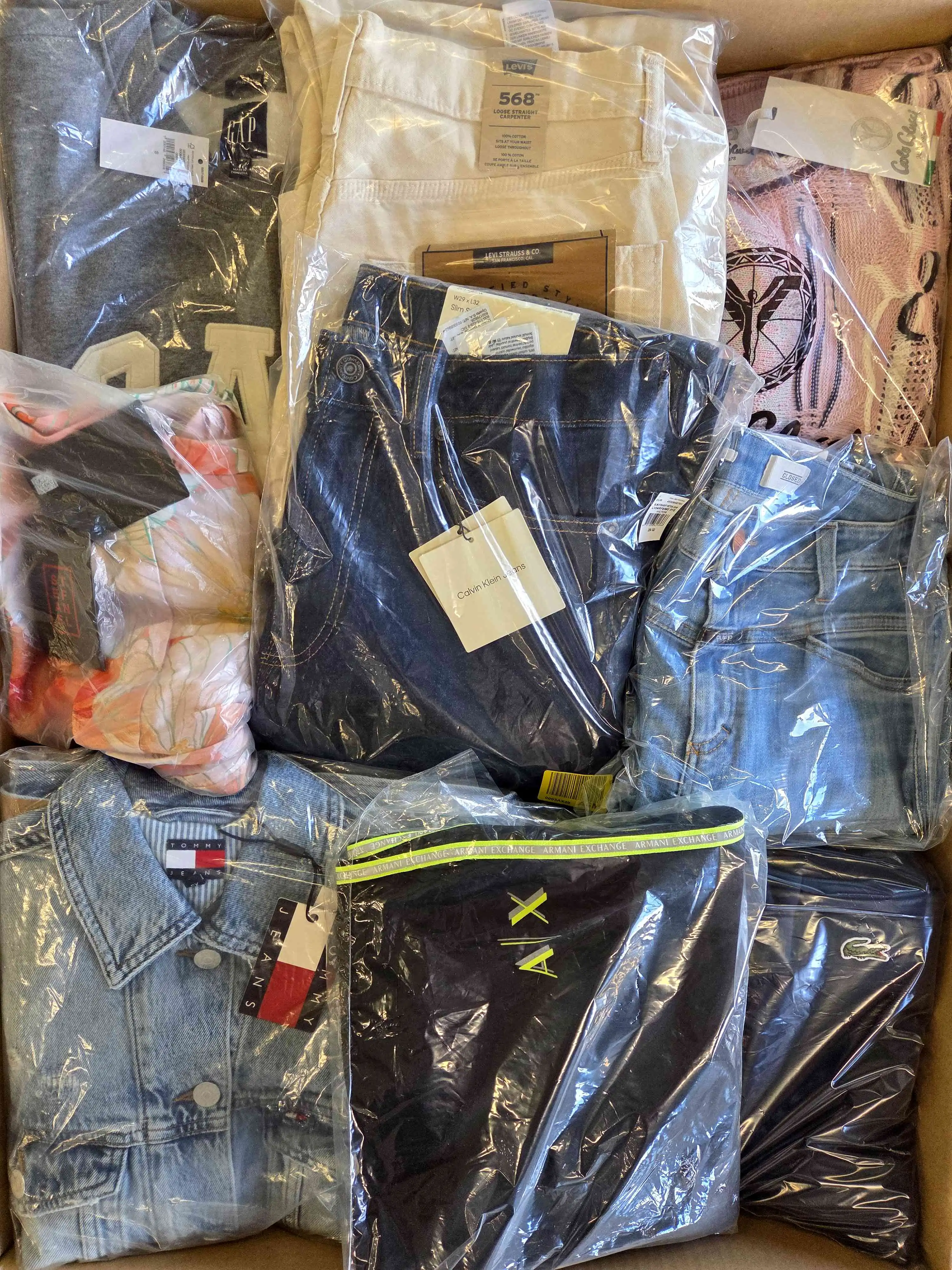B1764 3 The photo shows a package with clothing in the category B.