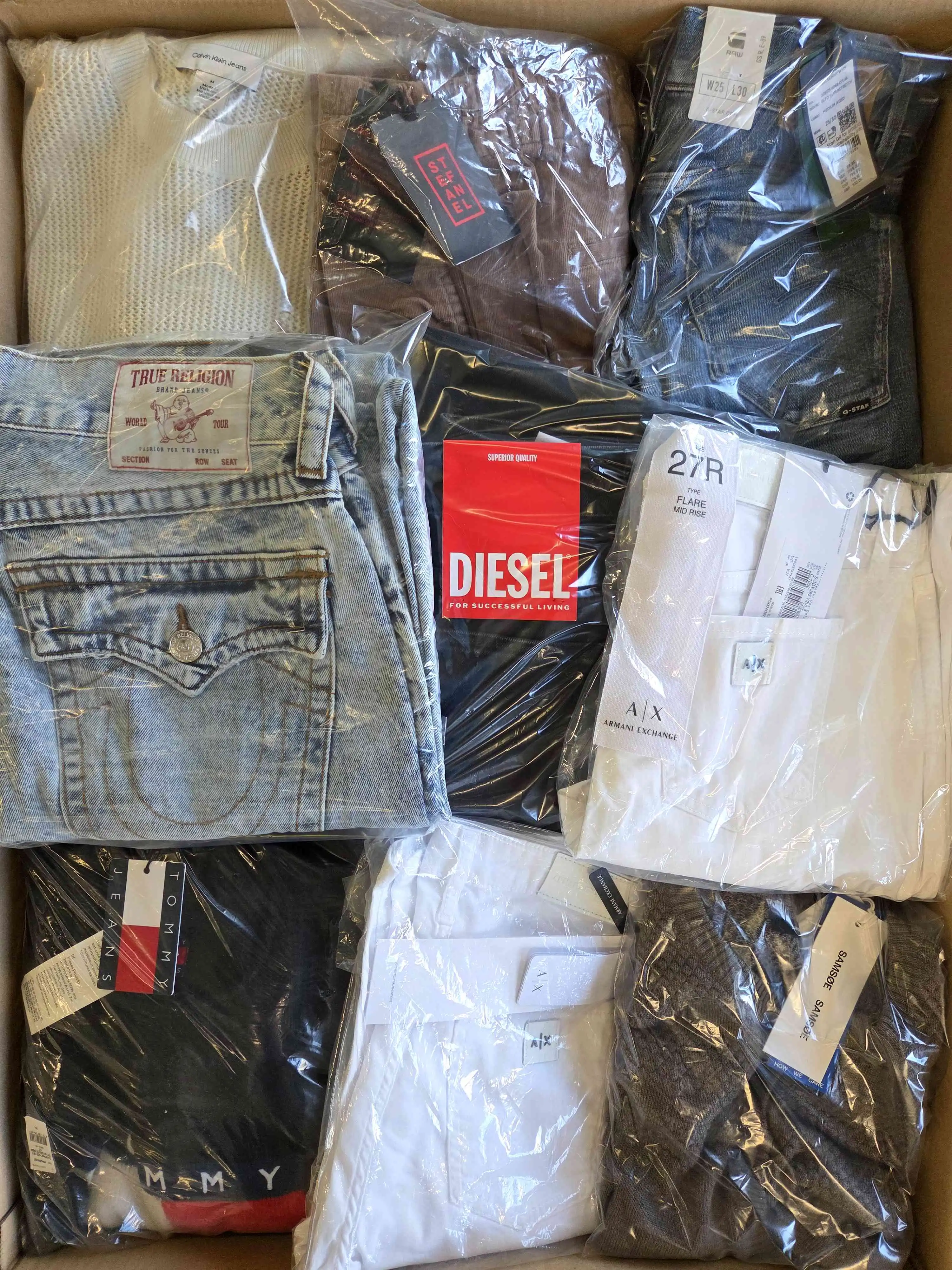B1765 3 The photo shows a package with clothing in the category B.
