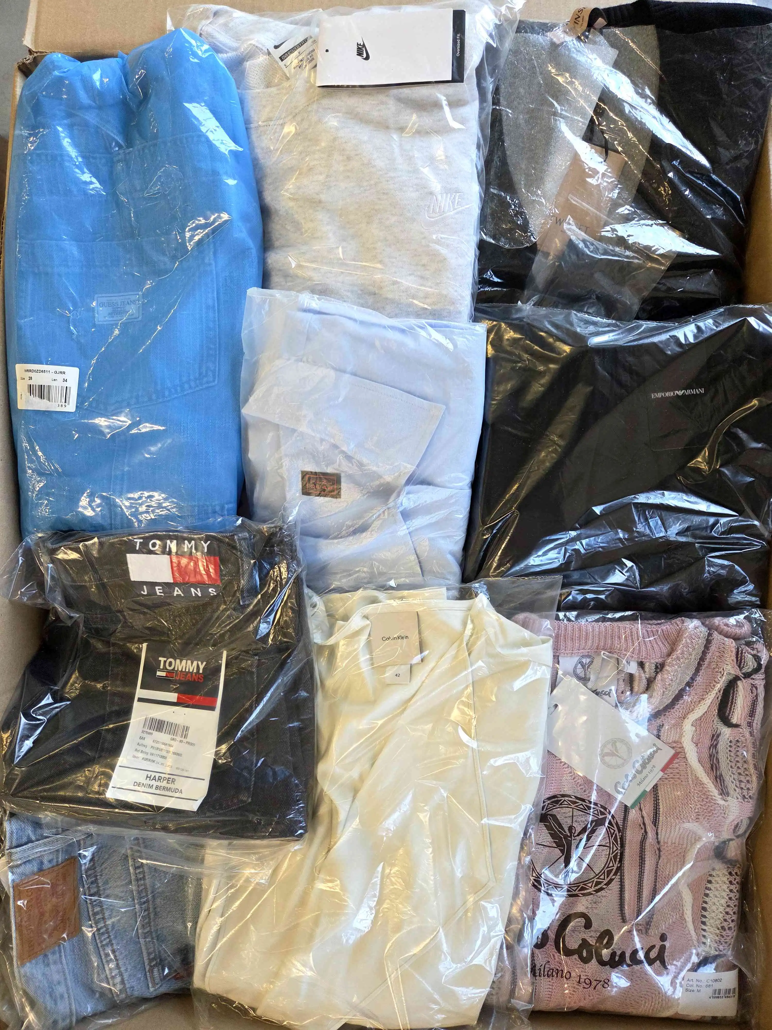 B1768 3 The photo shows a package with clothing in the category B.