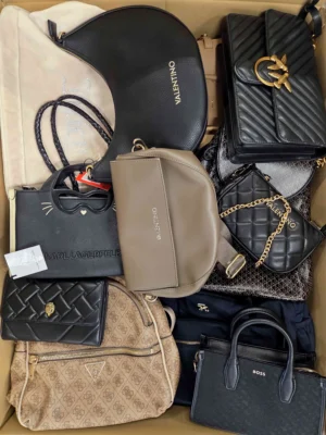 The picture shows a package with accessories in the category HC.
