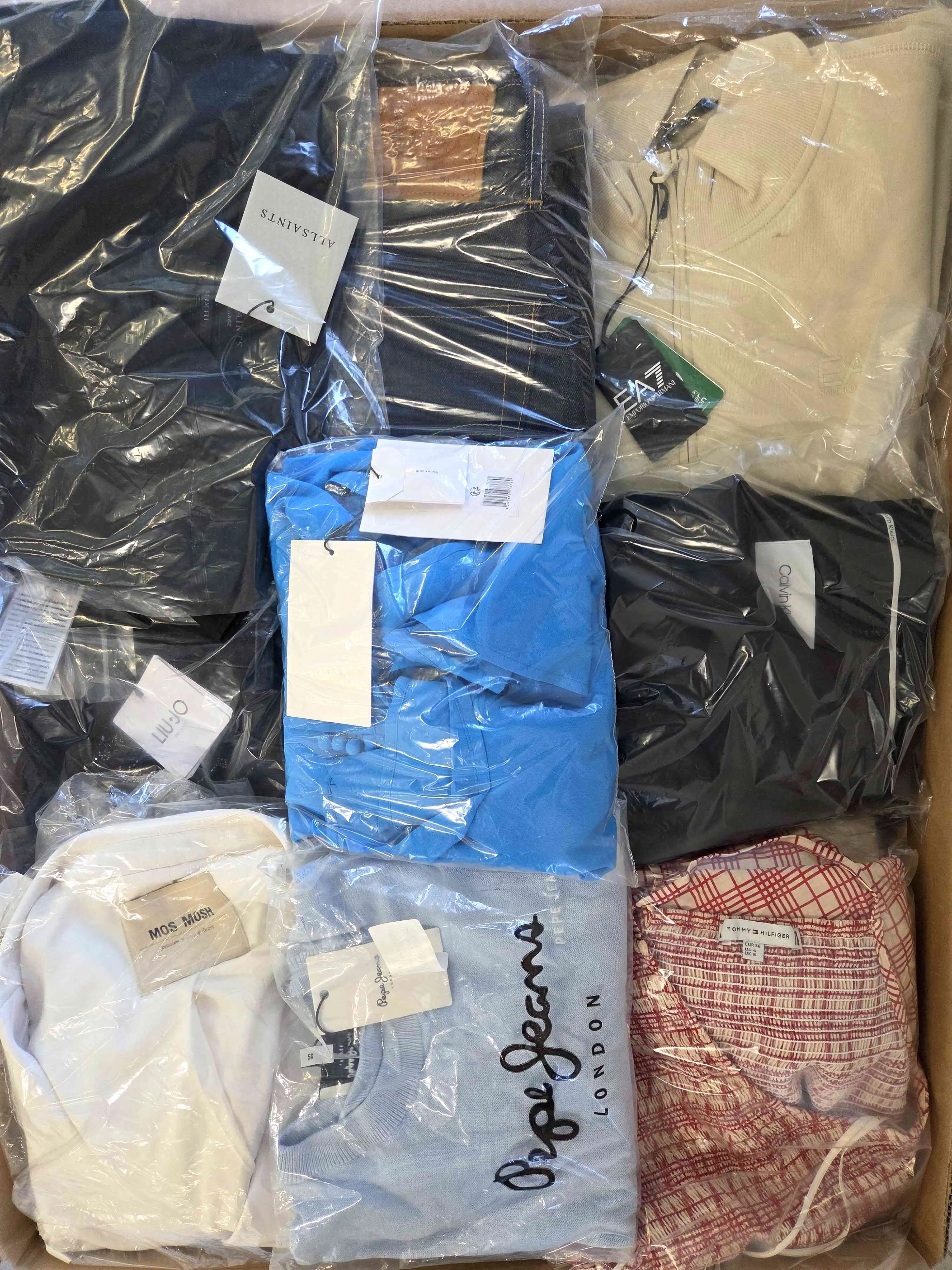B1769 3 The photo shows a package with clothing in the category B.