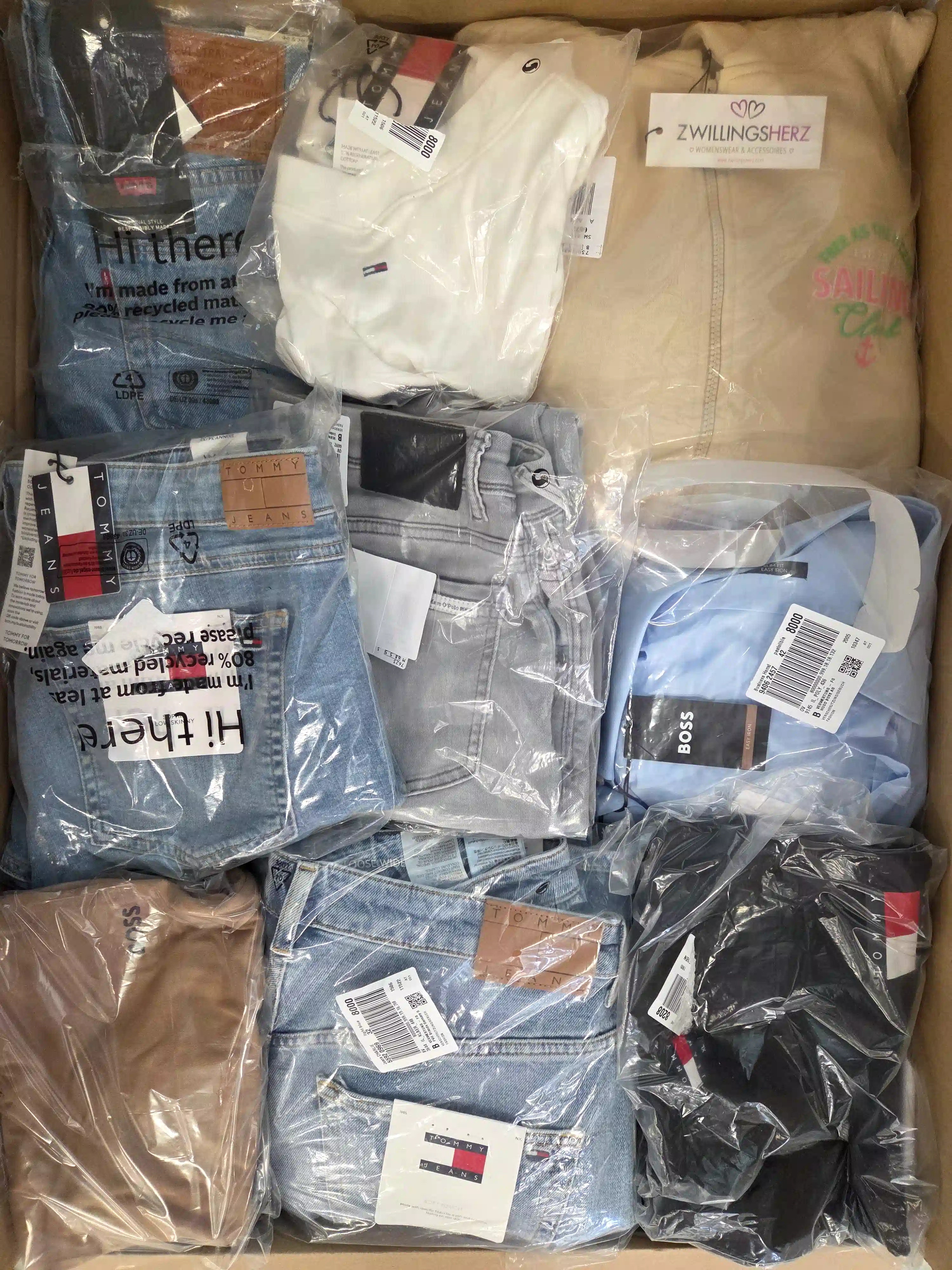 OT176 3 The photo shows a package with clothing in the category T.