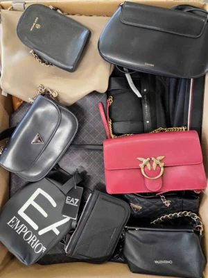 The picture shows a package with accessories in the category HC.