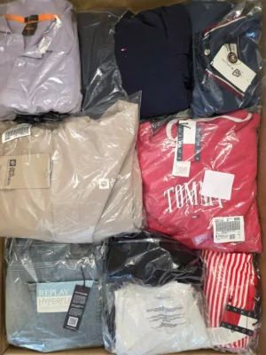 The photo shows a package with clothing in the category T.