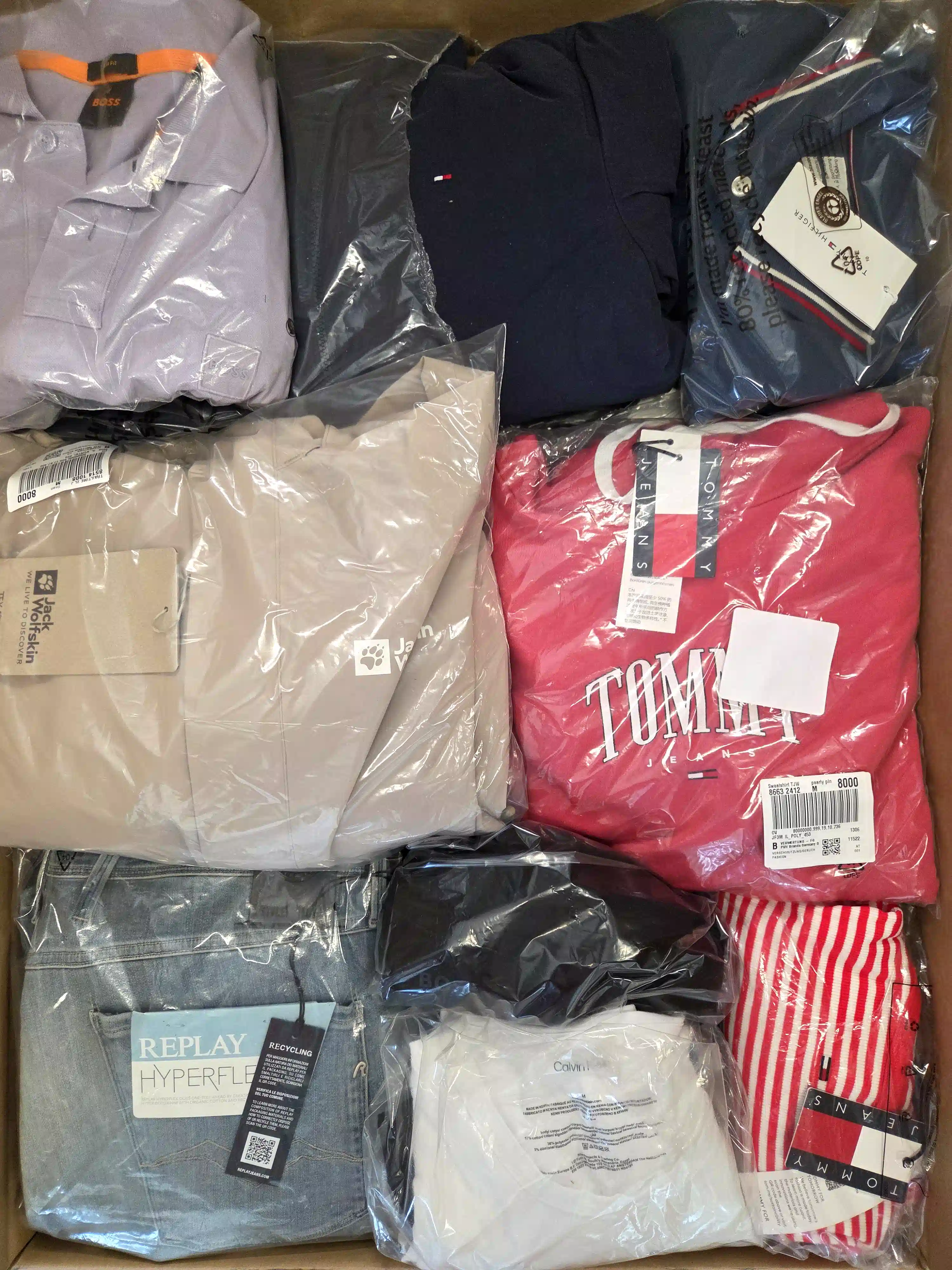 OT179 3 The photo shows a package with clothing in the category T.