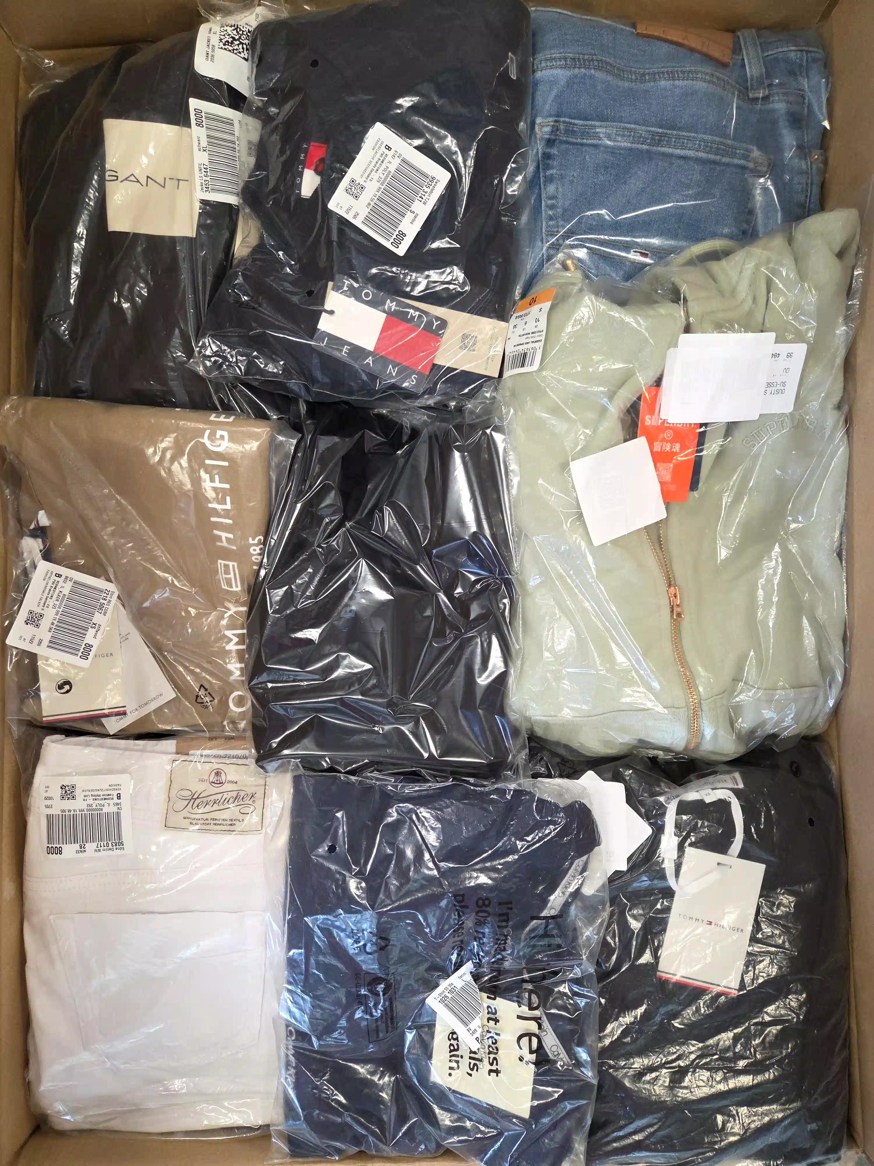 OT182 3 The photo shows a package with clothing in the category T.
