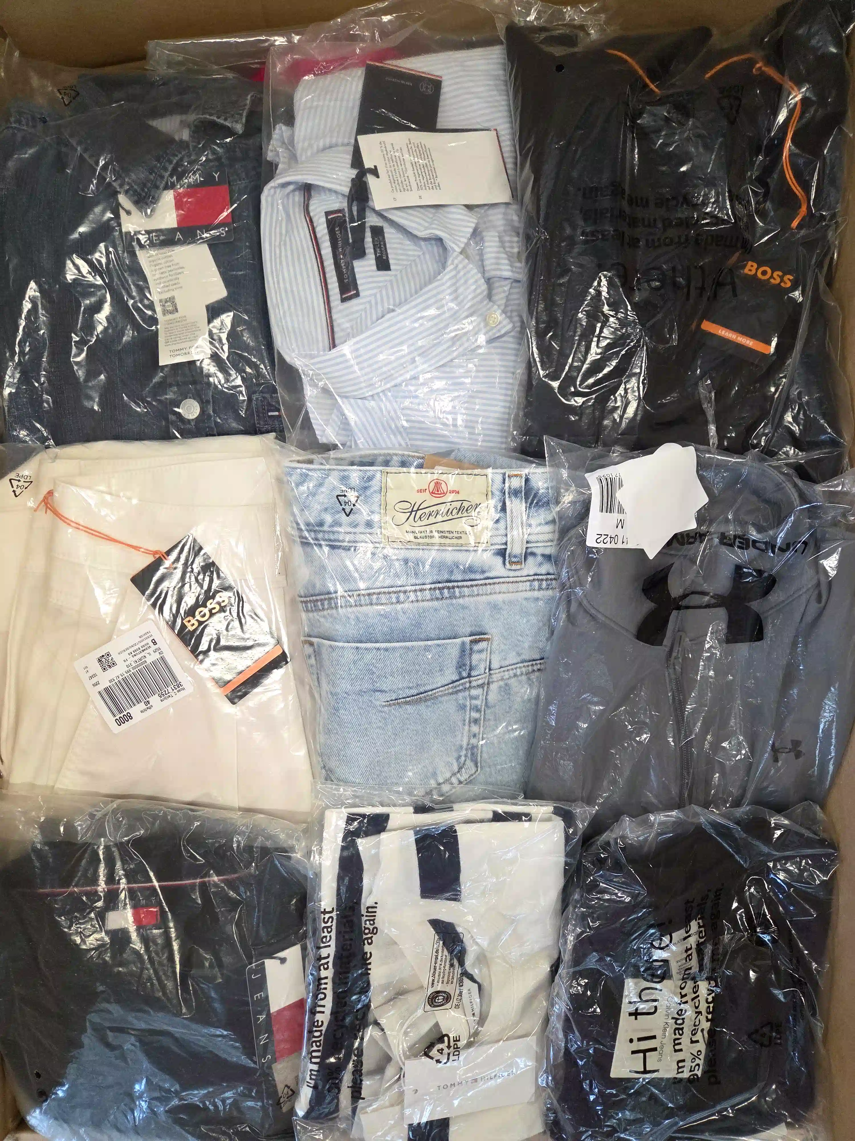 OT184 3 The photo shows a package with clothing in the category T.