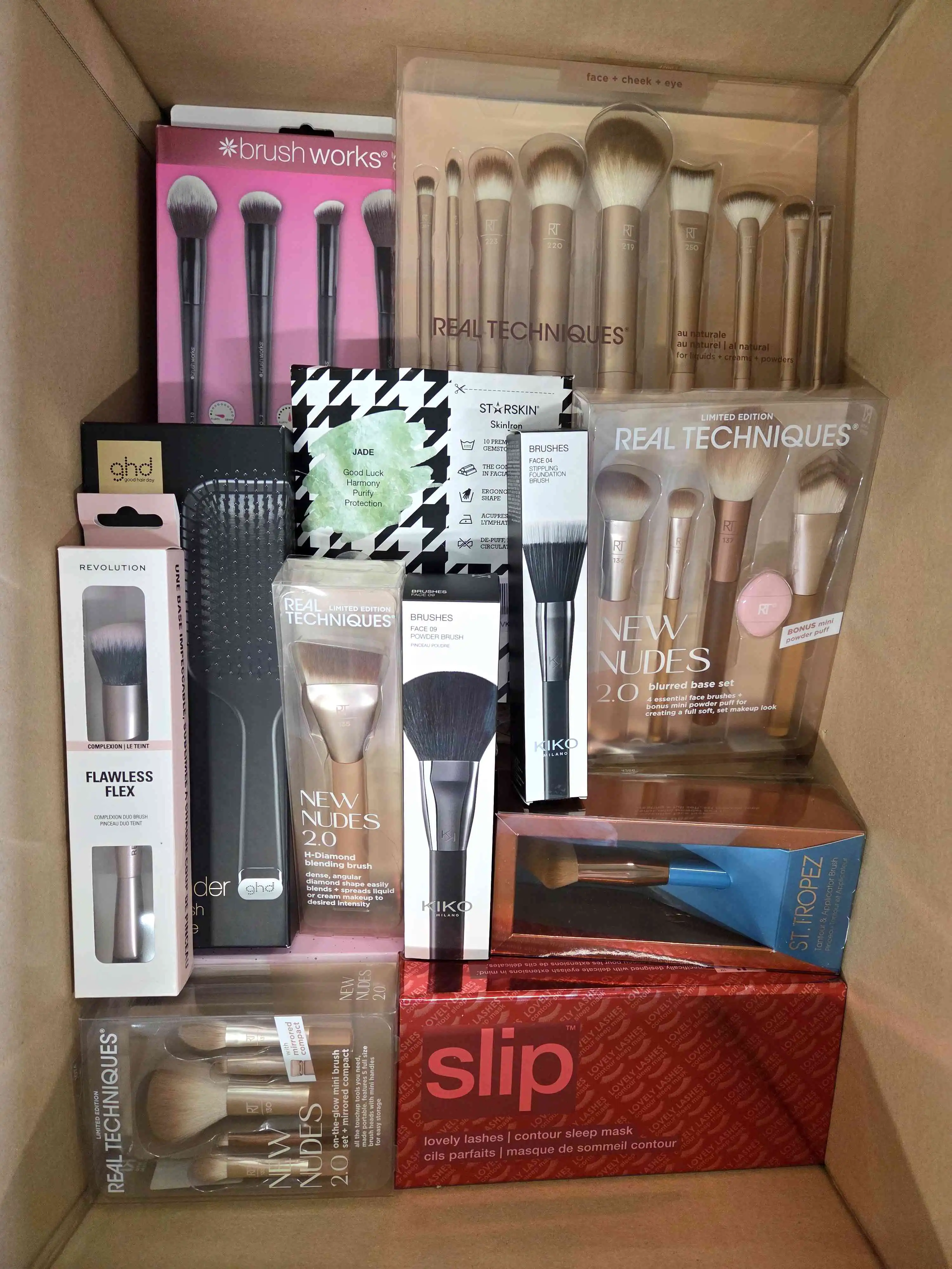 BC185 3 The picture shows a package with accessories in the category BC.