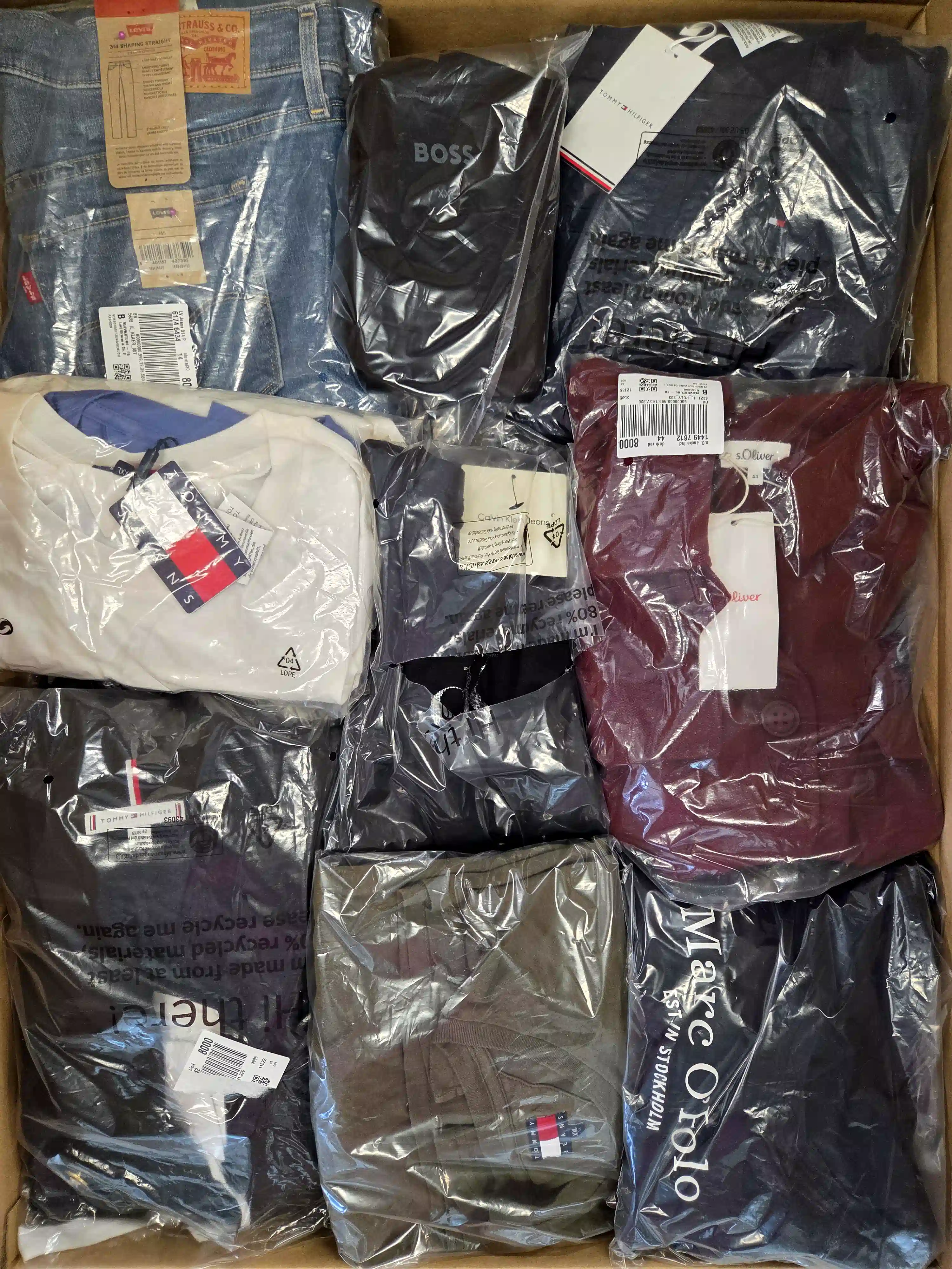 OT186 3 The photo shows a package with clothing in the category T.