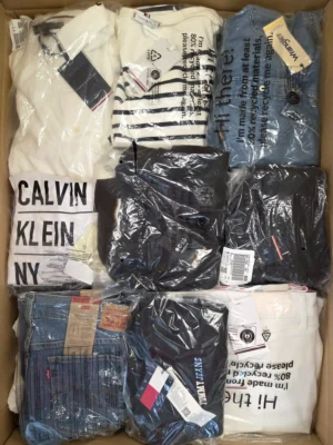 The photo shows a package with clothing in the category T.