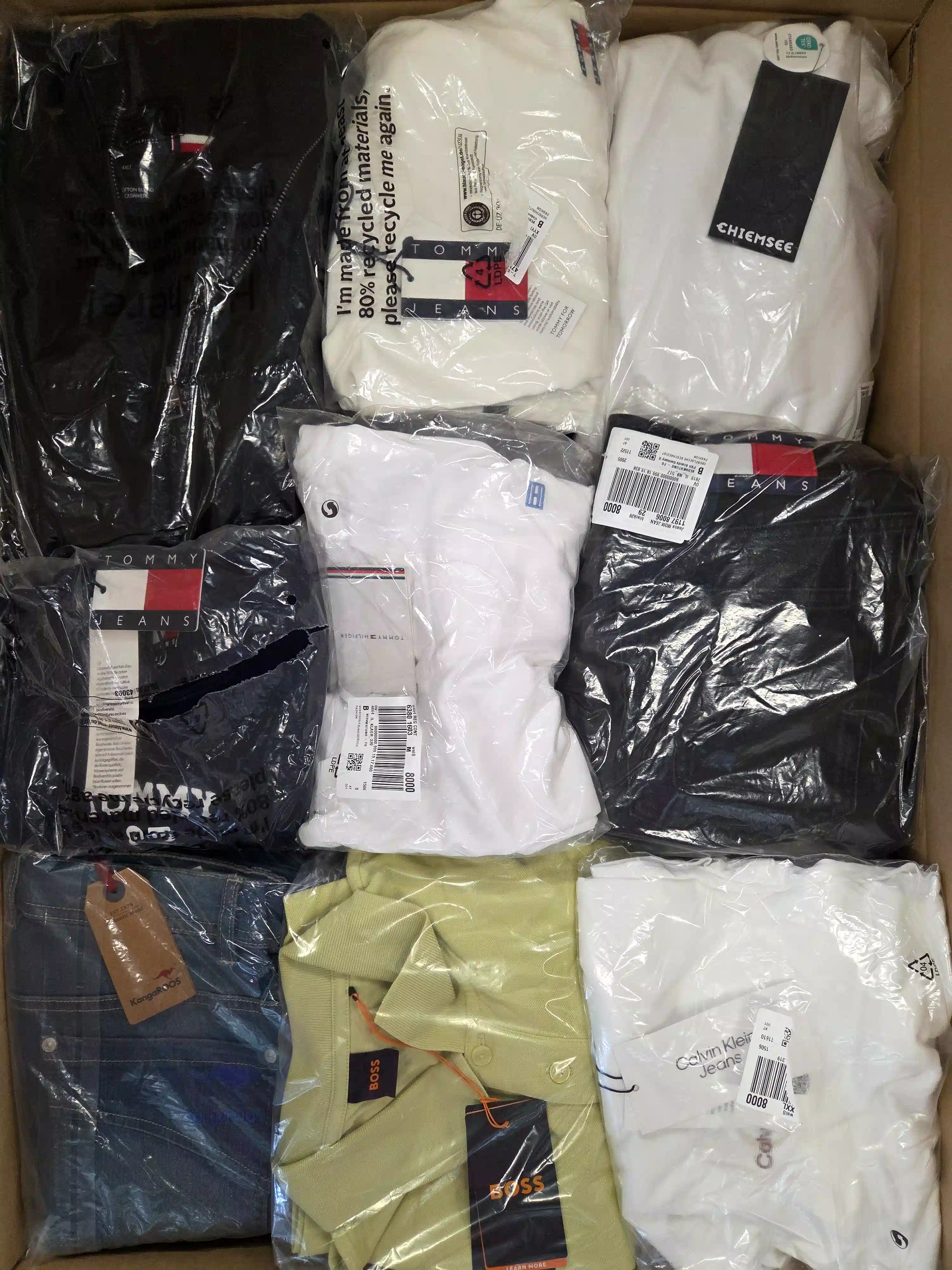OT188 3 The photo shows a package with clothing in the category T.
