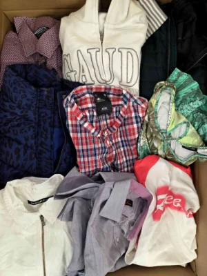 The photo shows a package with clothing in the category U.