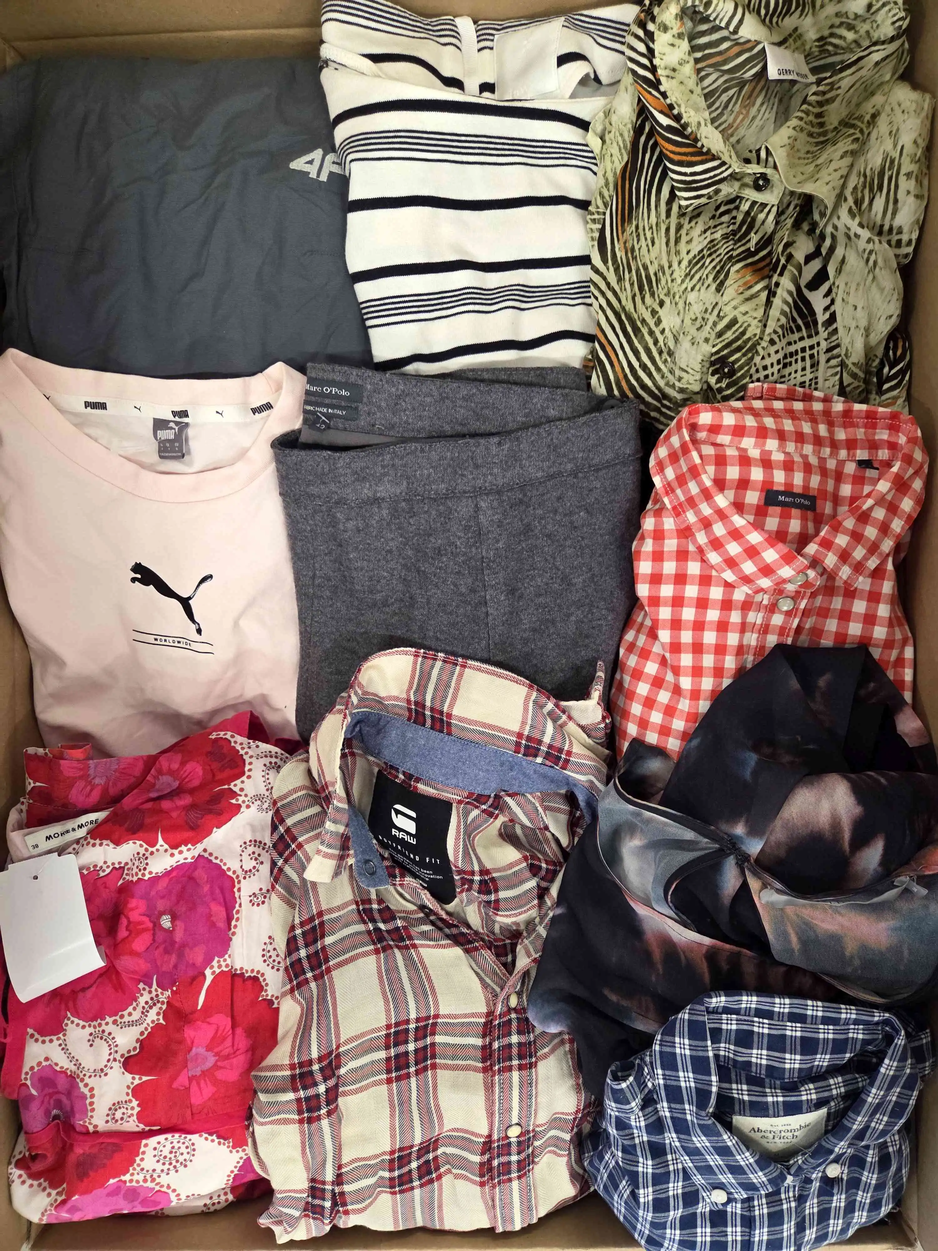 U1893 3 The photo shows a package with clothing in the category U.