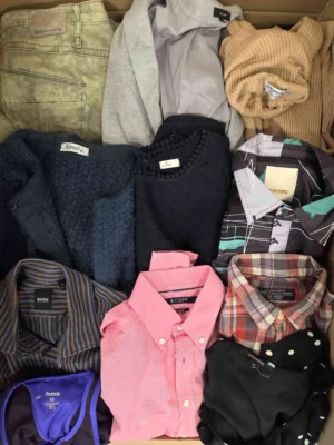 The photo shows a package with clothing in the category U.