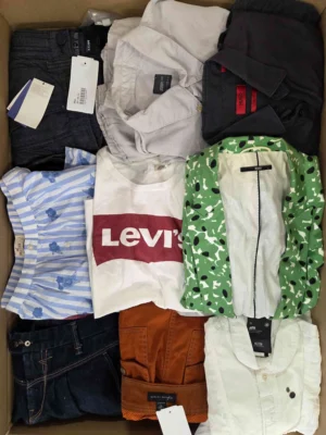 The photo shows a package with clothing in the category U.