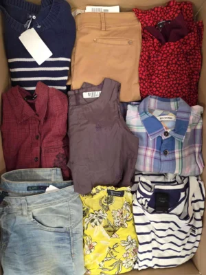 The photo shows a package with clothing in the category U.