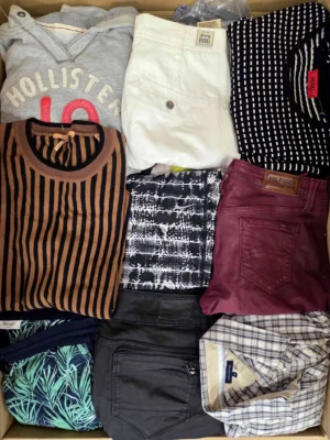 The photo shows a package with clothing in the category U.