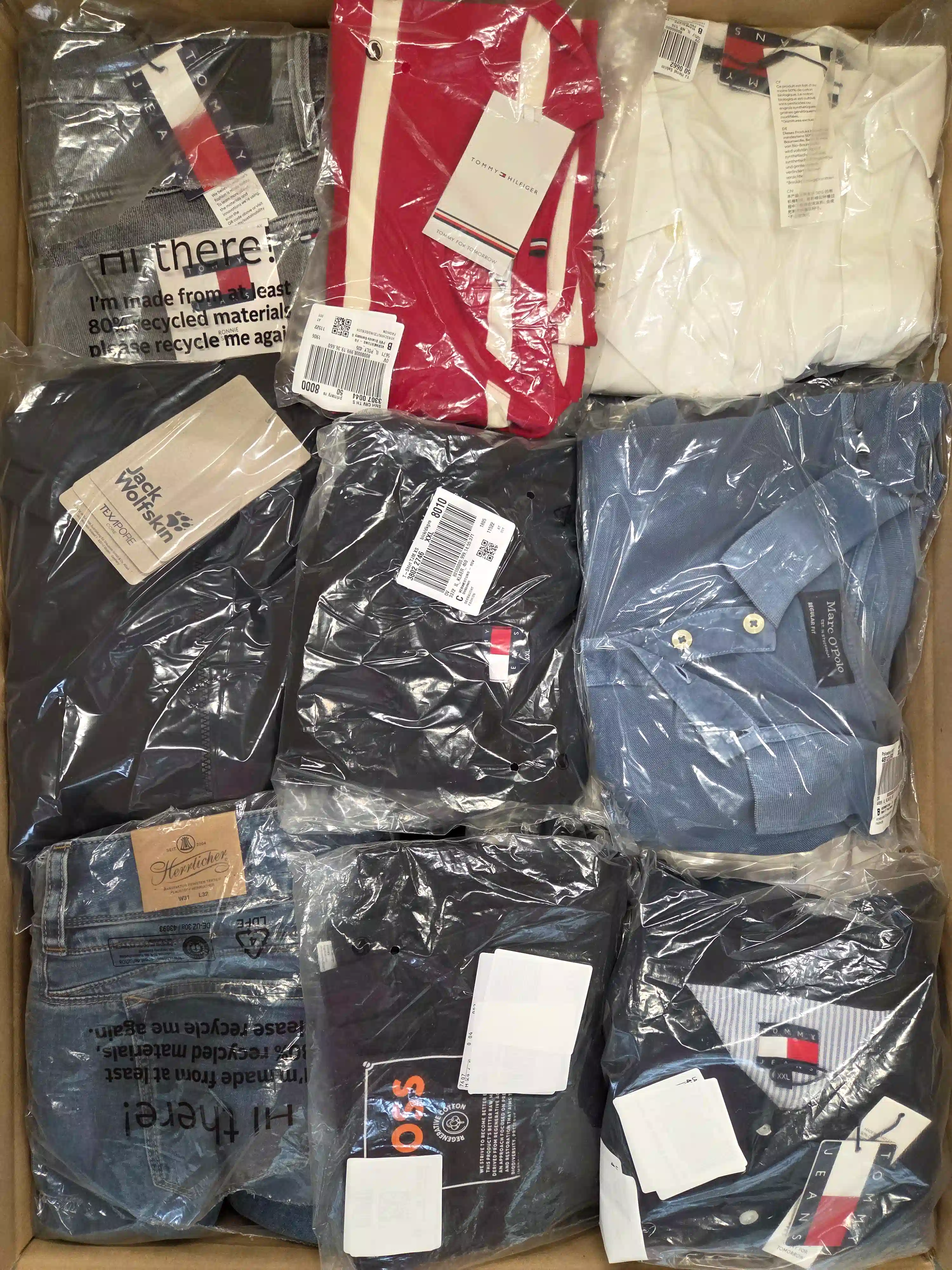 OT193 3 The photo shows a package with clothing in the category T.