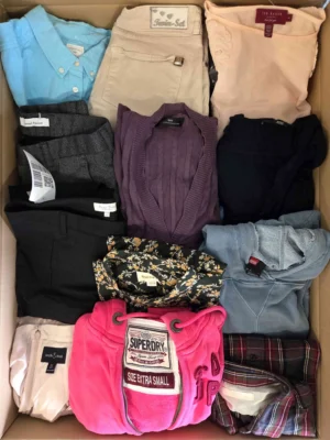 The photo shows a package with clothing in the category U.