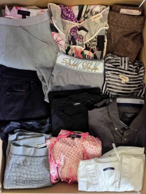 The photo shows a package with clothing in the category U.