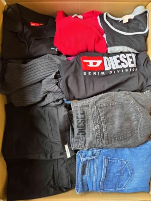The photo shows a package with clothing in the category U.