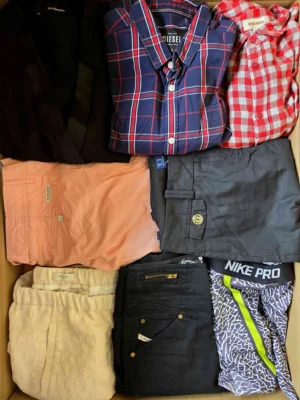 The photo shows a package with clothing in the category U.